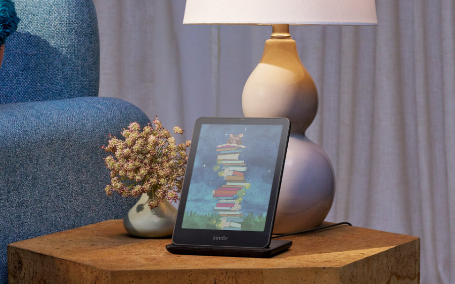 Kindle Colorsoft Signature Edition поставен върху нощно шкафче