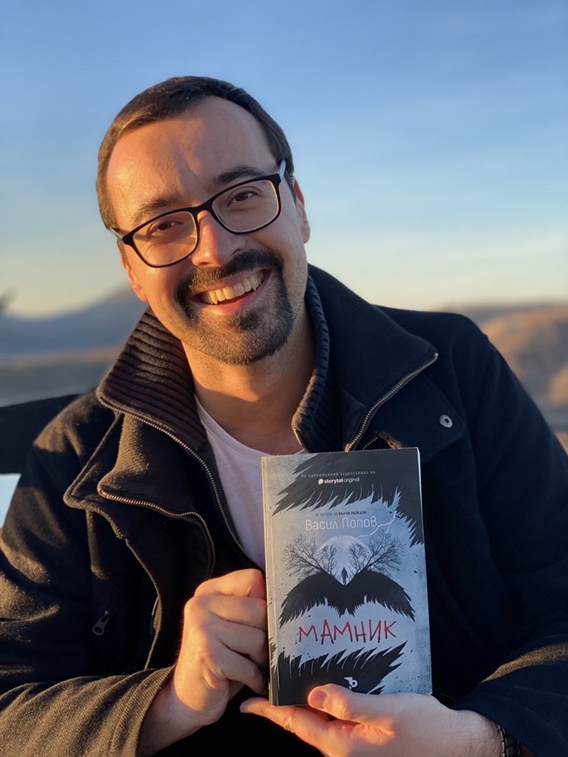 Васил Попов е български писател, познат с книгите си в жанровете фентъзи, хорър и мистерия, в които често използва мотиви от българския фолклор, история и етнография.