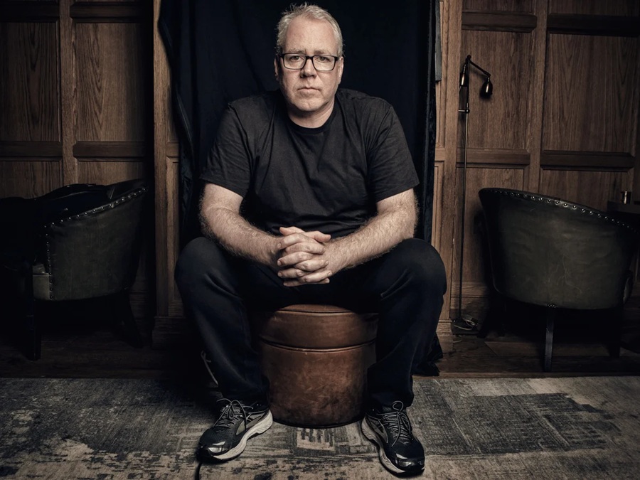 Брет Истън Елис (Bret Easton Ellis) е американски писател, сценарист и подкаст водещ, смятан за един от най-влиятелните и противоречиви автори на съвременната американска литература.