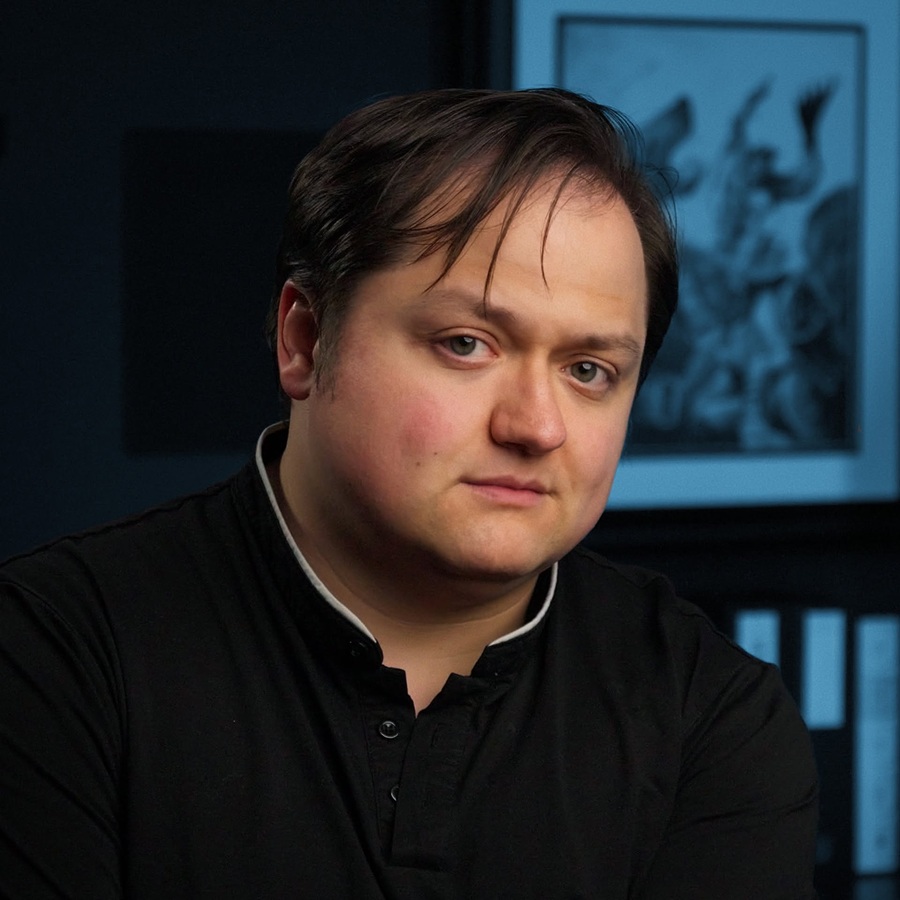 Кристофър Руокио (Christopher Ruocchio) е американски писател на научна фантастика и фентъзи, най-известен с мащабната космическа поредица “Слънцеядеца” („Sun Eater“).