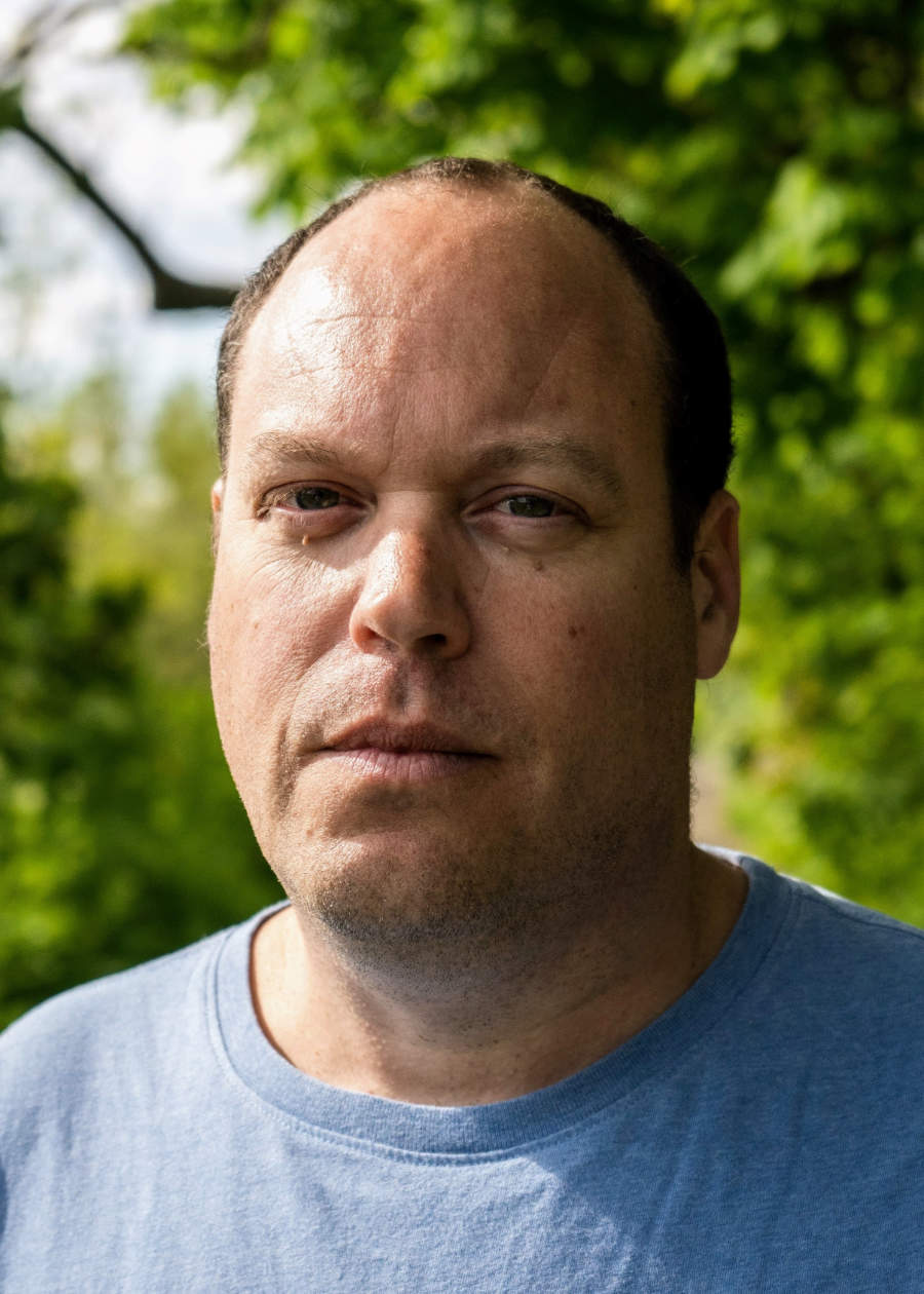 Лави Тидхар (Lavie Tidhar) е израелски писател, автор на научна фантастика, фентъзи и мултижанрови постмодерни произведения.