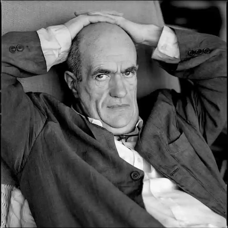 Колъм Тойбин (Colm Tóibín), издаван в България и като Колм Тойбин, е ирландски писател, журналист, драматург, литературен критик и поет. Роден е на 30 май 1955 г. в Енискорти, графство Уексфорд, Ирландия.